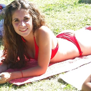 Sonnenbaden im roten Bikini